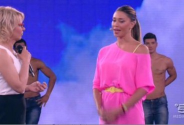 Maria De Filippi difende Belen Rodriguez, Valerio Pino la attacca